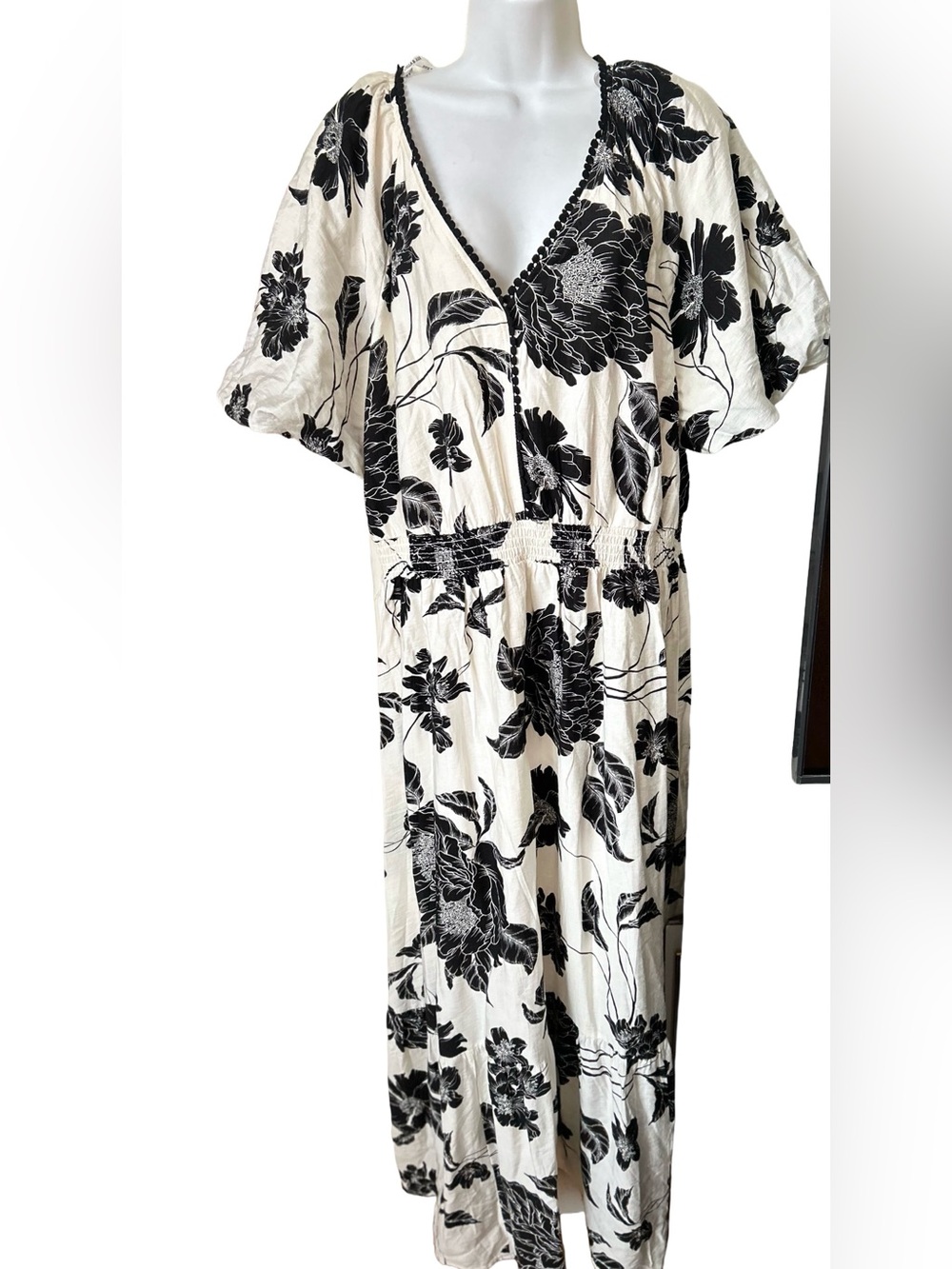 STELLA & JULIE cream Maxi Dress with Black Floral Print and Smocked Waist, Sz XL